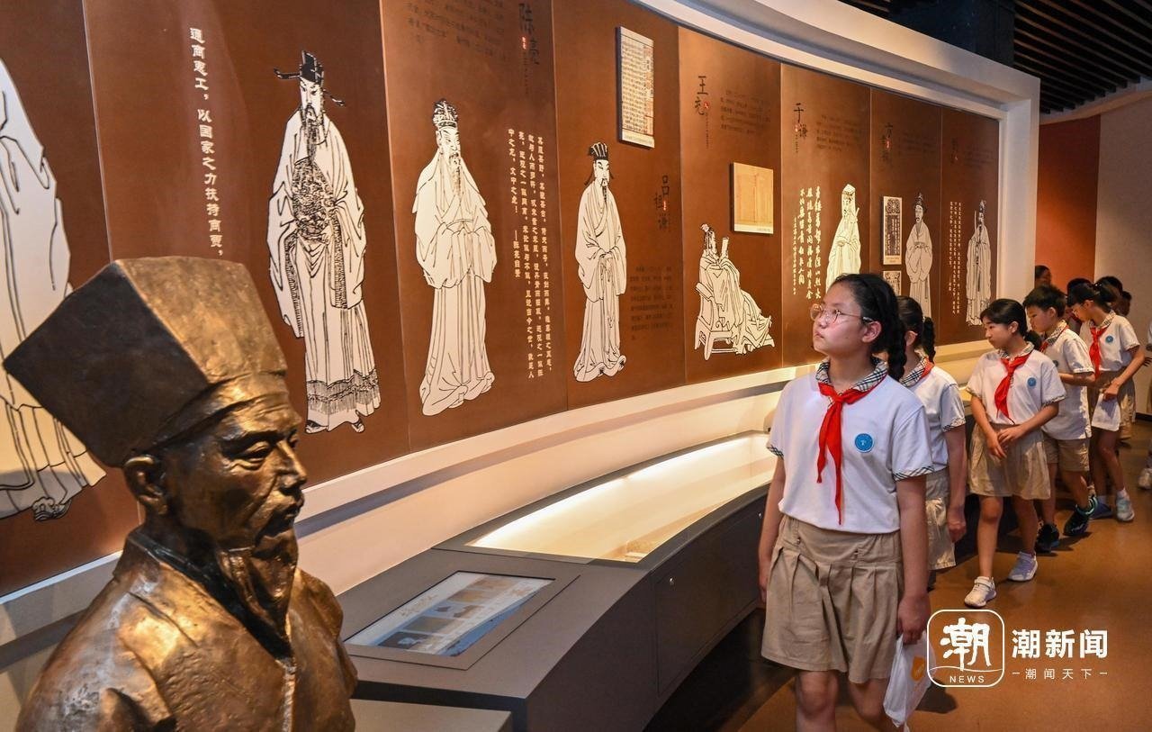 來自杭州市政苑小學的學生走進浙江省檔案館“大寫浙江人”展廳，近距離“觸摸”歷史、走進榜樣、聆聽故事，激發(fā)愛黨愛國愛家熱情。記者 董旭明 攝