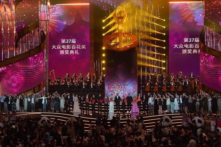 2024年8月4日，在四川成都，第37屆大眾電影百花獎(jiǎng)獲獎(jiǎng)?wù)吆痛蟊娫u審在舞臺上合影。新華社記者 唐文豪 攝