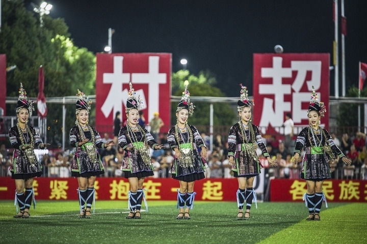 2024年9月28日，榕江縣侗族大歌隊(duì)的演員們在“村超”足球場上表演。當(dāng)日，“發(fā)現(xiàn)中國之美·相約貴州村超”國際友誼賽在貴州省黔東南苗族侗族自治州榕江縣的“村超”足球場舉行。新華社記者 陶亮 攝