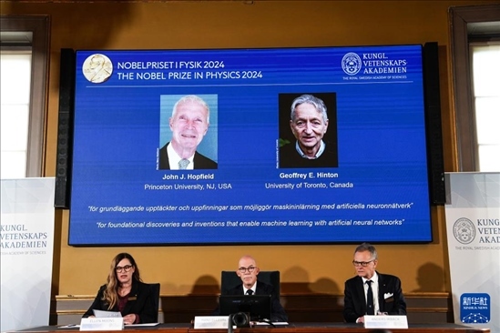 10月8日，在瑞典斯德哥爾摩舉行的2024年諾貝爾物理學(xué)獎(jiǎng)公布現(xiàn)場(chǎng)，屏幕顯示獎(jiǎng)項(xiàng)得主美國(guó)普林斯頓大學(xué)的約翰·霍普菲爾德和加拿大多倫多大學(xué)的杰弗里·欣頓。新華社記者 彭子洋 攝