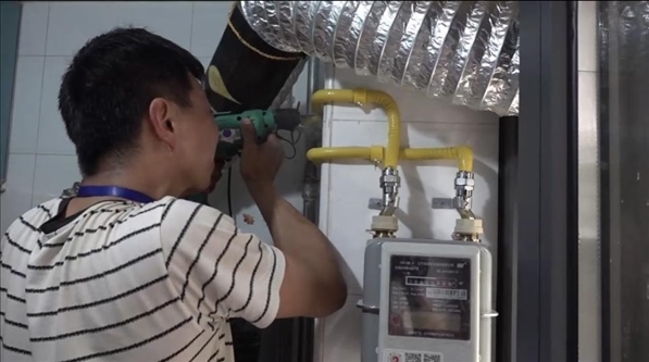 北京市石景山區(qū)工作人員上門安裝燃氣管道。圖片來源：北京市石景山區(qū)委組織部