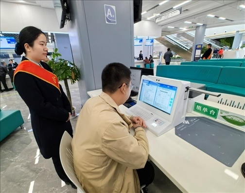 湖北省赤壁市市民在辦事人員的指導(dǎo)下填寫相關(guān)信息。圖片來源：人民網(wǎng)湖北頻道