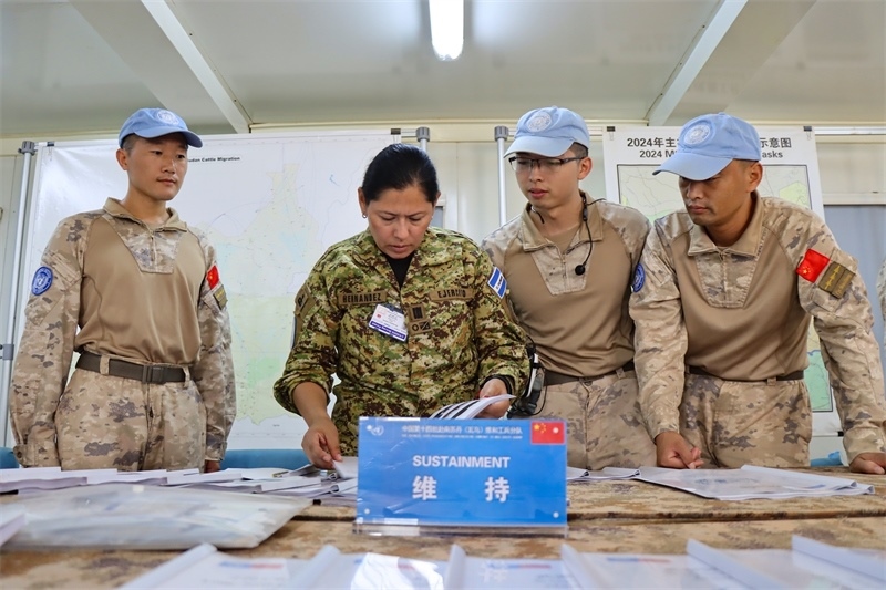 圖2-評估組對分隊軟件進(jìn)行檢查（馬騫攝）