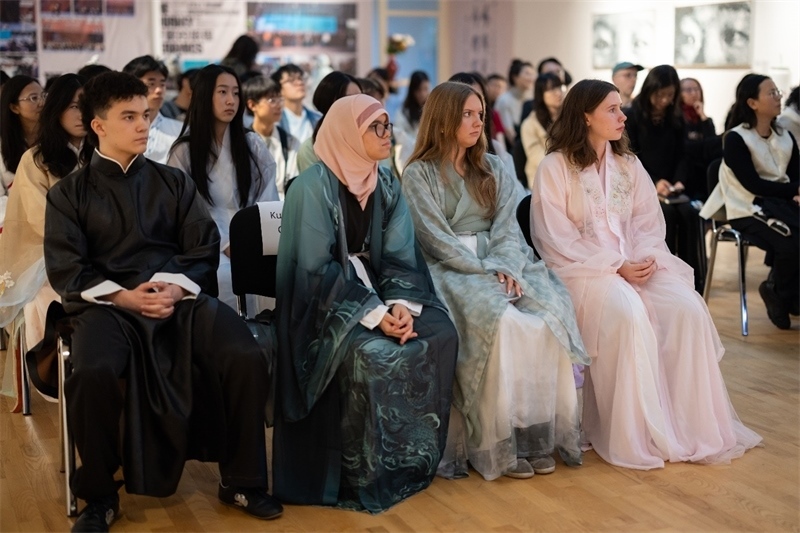 參加《時光流韻·中國戲劇藝術服飾展》的中國文化愛好者。 斯德哥爾摩中國文化中心供圖