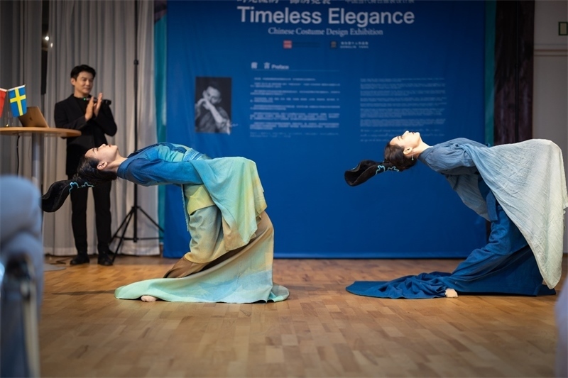 當?shù)厝A人舞社成員表演《只此青綠》。斯德哥爾摩中國文化中心供圖