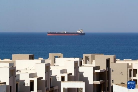 這是10月8日在埃及蘇伊士灣拍攝的行駛中的船只。新華社記者 隋先凱 攝
