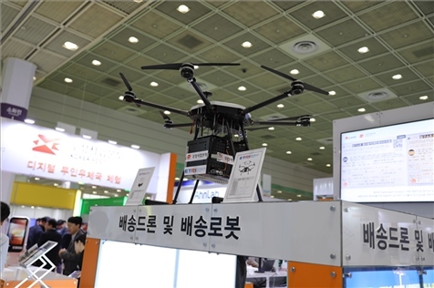 “智慧生活周”博覽會(huì)上展出的快遞無人機(jī)。人民網(wǎng)記者 莽九晨攝