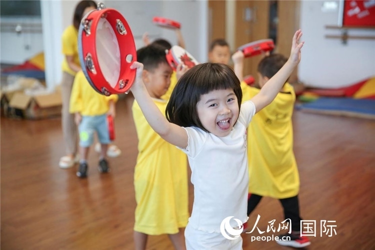 一名華裔兒童在參加音樂課程。人民網(wǎng)中東中心分社塔里克·易卜拉欣攝