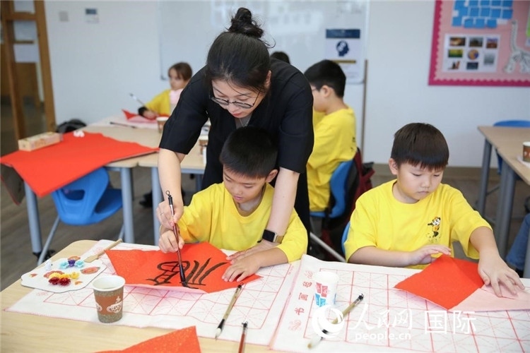 書法課場景。人民網(wǎng)中東中心分社塔里克·易卜拉欣攝