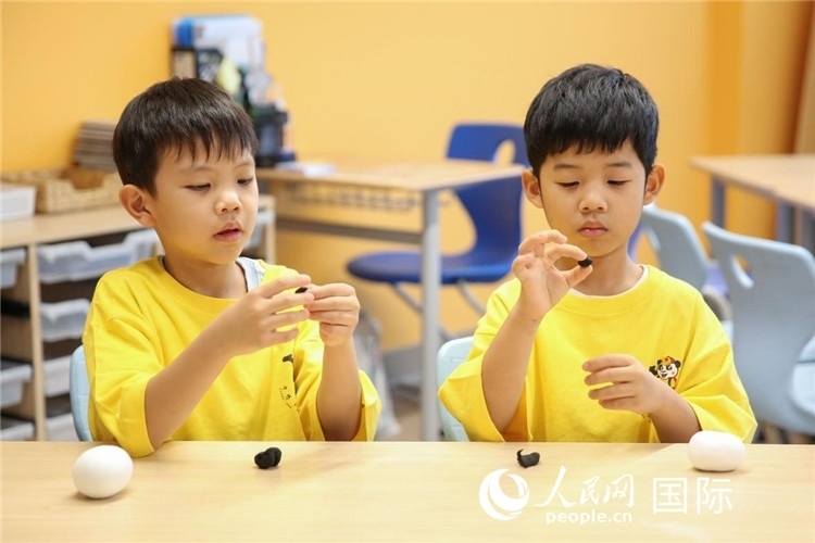 做手工。人民網(wǎng)中東中心分社塔里克·易卜拉欣攝