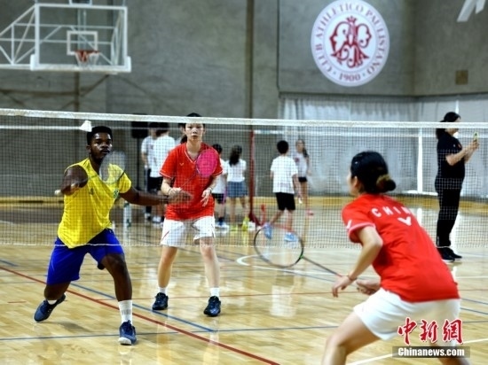 當(dāng)?shù)貢r(shí)間10月12日，巴西圣保羅，中國(guó)高校羽毛球代表團(tuán)和巴西羽毛球協(xié)會(huì)運(yùn)動(dòng)員切磋球技。 