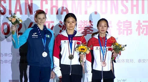 女子速度項(xiàng)目蒙世雪（中）奪冠，周婭菲（右）獲季軍。主辦方供圖