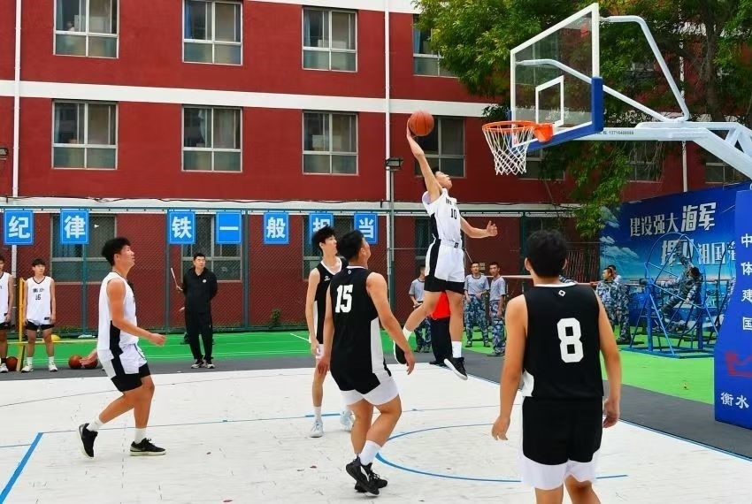 全天候室外運(yùn)動(dòng)木地板籃球場(chǎng)上精彩激烈的籃球賽。 主辦方供圖