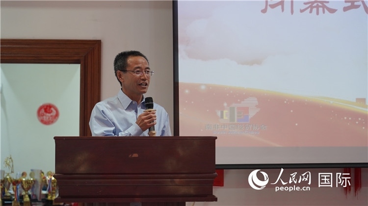 中國駐約翰內(nèi)斯堡代總領(lǐng)事周育江在閉幕式上致辭。 人民網(wǎng) 張茜攝