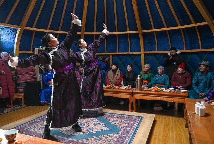 2023年12月21日，烏蘭牧騎隊員在內(nèi)蒙古阿其圖烏拉蘇木進行舞蹈表演。