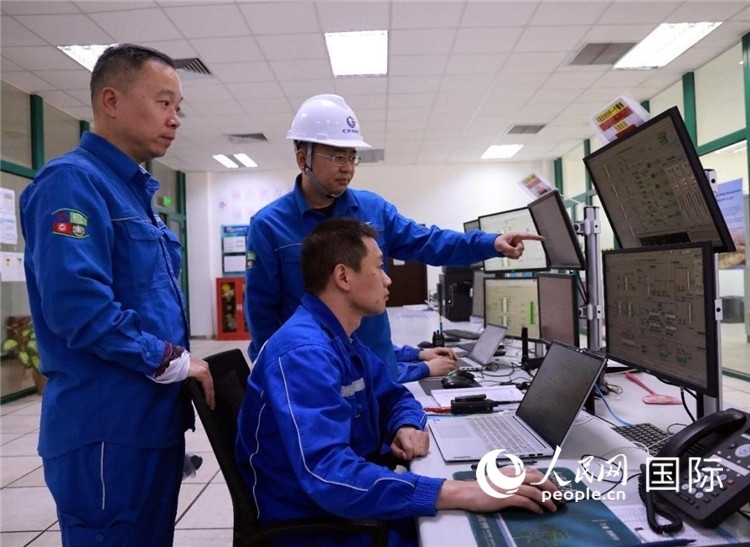 工作人員在一體化終端中央控制室工作。人民網(wǎng)記者管克江攝