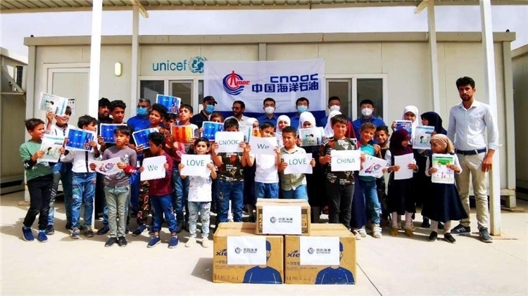 慰問(wèn)當(dāng)?shù)貙W(xué)校。中國(guó)海油供圖