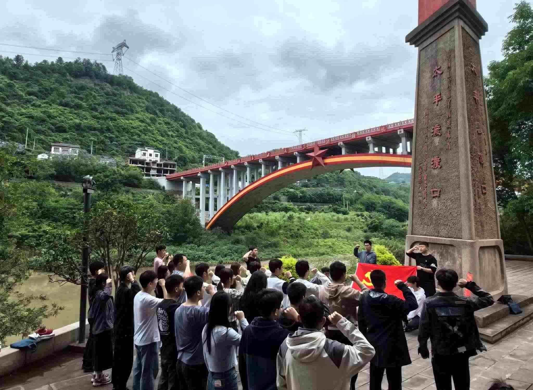 師生重溫入黨誓詞。校方供圖