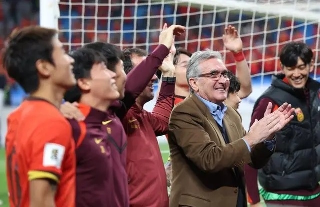 10月15日晚，國足主教練伊萬科維奇（前右）賽后向觀眾致意。新華社記者 胡星宇攝