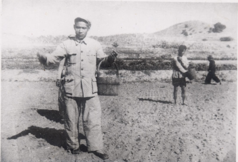 谷文昌（左）在田間與農(nóng)民一起勞動(dòng)（資料照片）。