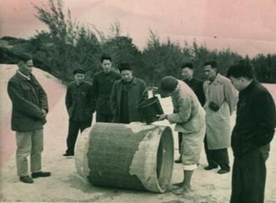 谷文昌（左一）與工程技術(shù)人員解決地下水供給（資料照片）。谷文昌帶領(lǐng)群眾修建了22座水庫(kù)和705處永久性水利工程，緩解了東山縣水資源極度缺乏的難題。