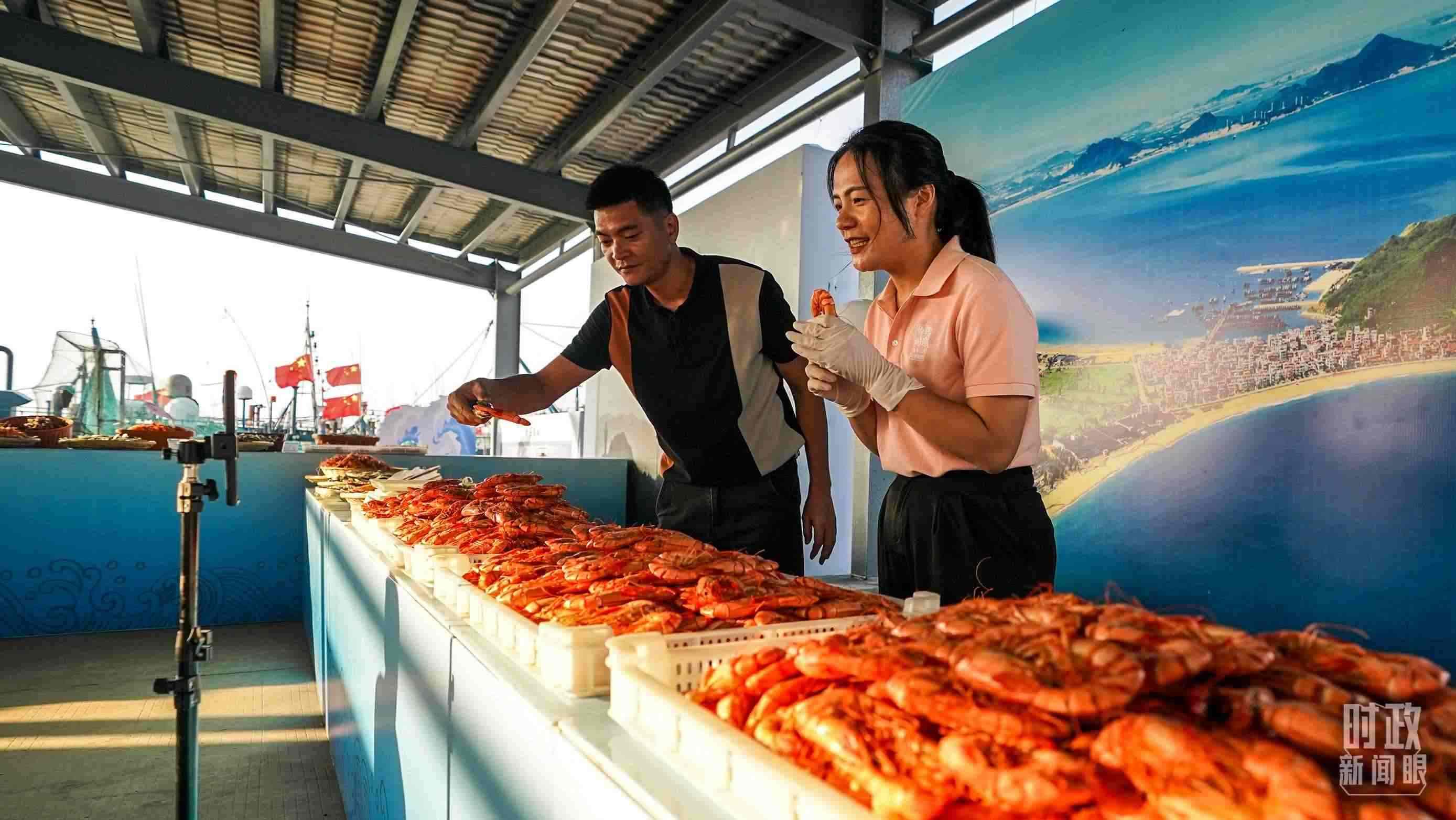 △正在直播賣貨的澳角村村民。（總臺(tái)記者李晉拍攝）