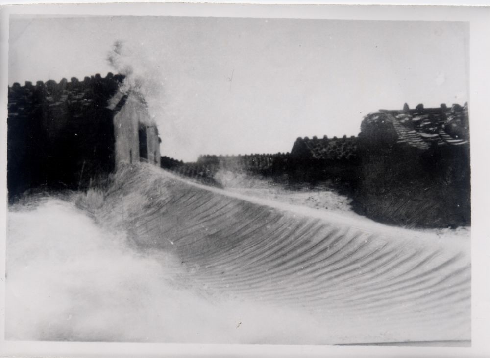 昔日的東山島風(fēng)沙掩埋部分村民村舍（資料照片）。
