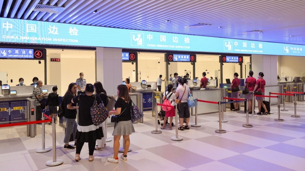 2023年7月26日，旅客在三亞鳳凰國(guó)際機(jī)場(chǎng)國(guó)際航站樓有序通關(guān)。三亞鳳凰國(guó)際機(jī)場(chǎng)國(guó)際航站樓改擴(kuò)建項(xiàng)目主體工程已于2023年7月1日完工并投入使用，該項(xiàng)目是海南自貿(mào)港首個(gè)主體工程完工并投入使用的封關(guān)運(yùn)作項(xiàng)目。《海南自由貿(mào)易港建設(shè)總體方案》明確，海南將在2025年前適時(shí)啟動(dòng)全島封關(guān)運(yùn)作。