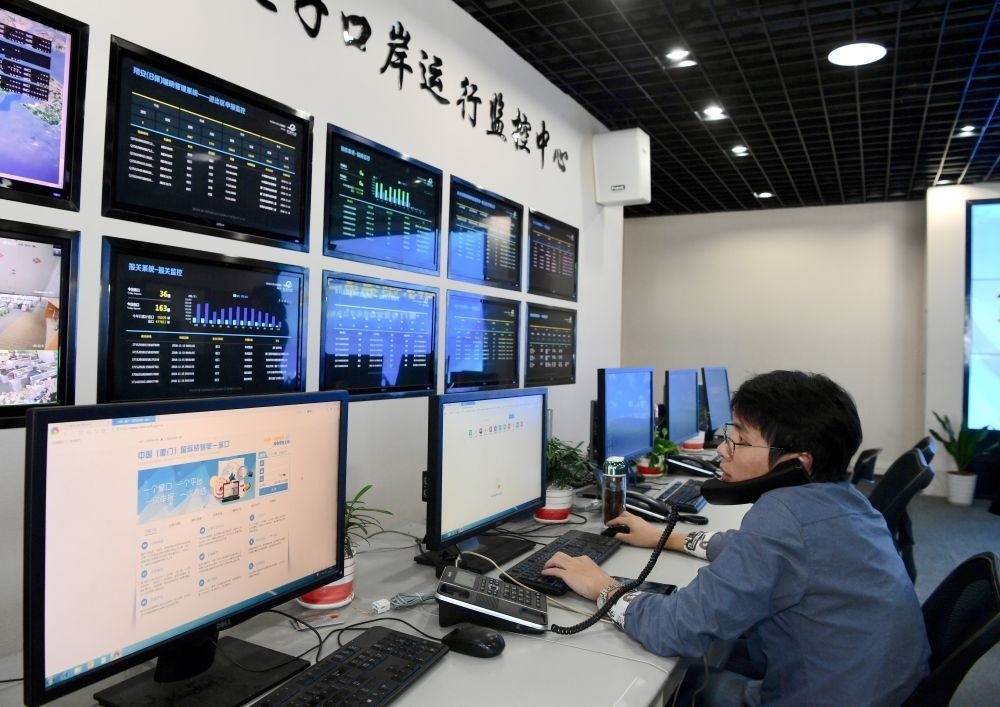 在中國(guó)（福建）自由貿(mào)易試驗(yàn)區(qū)廈門片區(qū)，國(guó)際貿(mào)易“單一窗口”工作人員在網(wǎng)上受理業(yè)務(wù)（2018年11月15日攝）?！皢我淮翱凇笔顷P(guān)檢等口岸部門、地方政府相關(guān)部門、金融機(jī)構(gòu)等共同參與的口岸管理共享平臺(tái)。貿(mào)易商能夠通過一個(gè)入口提交貨物進(jìn)出口或轉(zhuǎn)運(yùn)所需要的單證或電子數(shù)據(jù)，實(shí)現(xiàn)“一個(gè)平臺(tái)、一點(diǎn)接入、一次申報(bào)、一次辦結(jié)”。