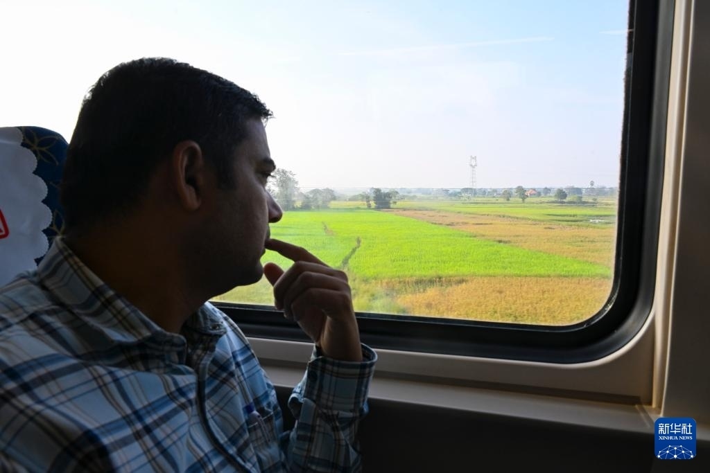 這是10月12日在老撾拍攝的中老鐵路C98列車上的一名乘客。新華社記者 程一恒 攝