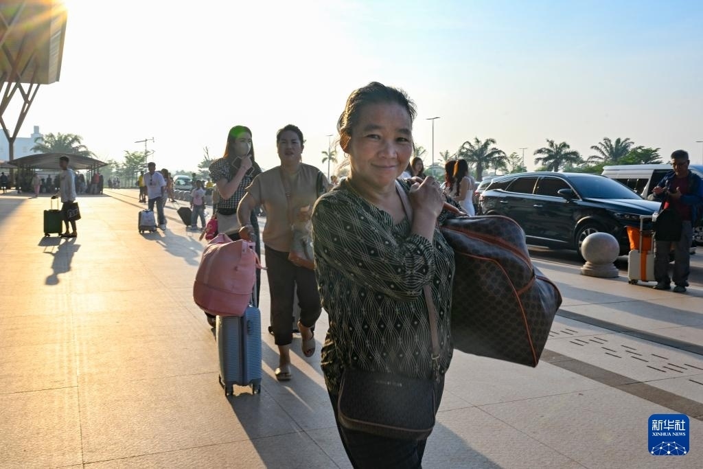 這是10月12日在老撾萬象中老鐵路萬象站拍攝的一名女子。新華社記者 程一恒 攝