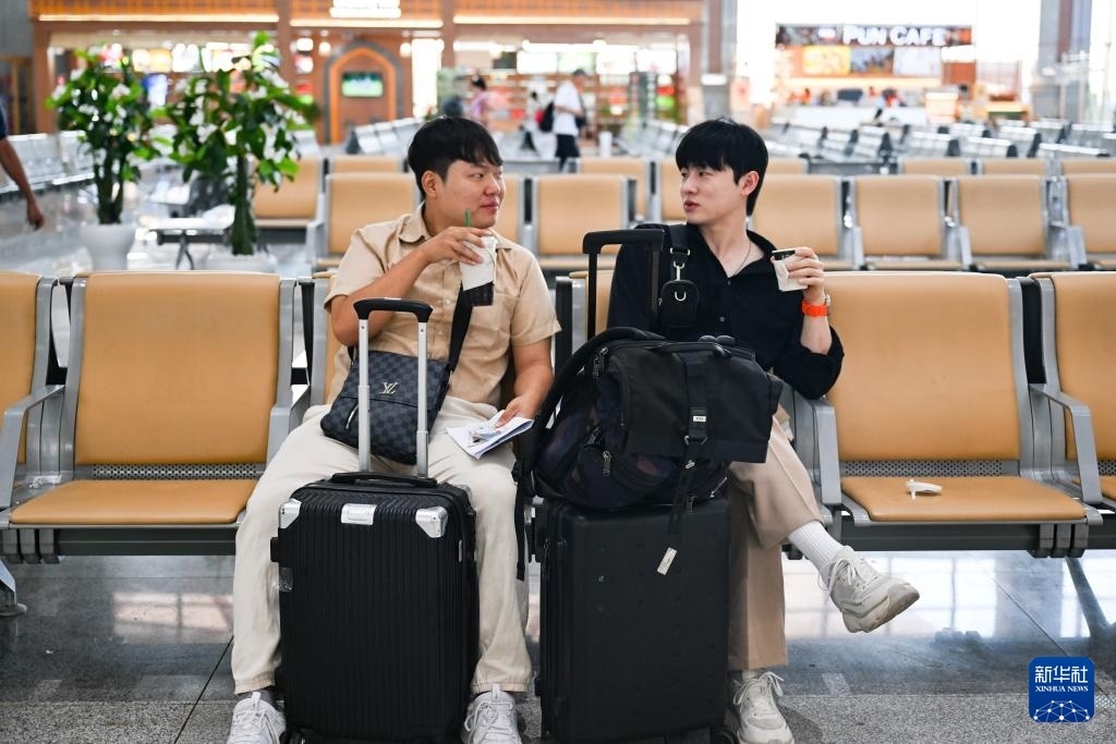 10月12日，在老撾萬象中老鐵路萬象站候車廳，兩名乘客在等候列車。新華社記者 程一恒 攝