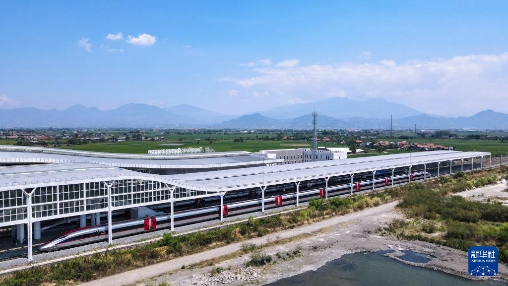 9月13日，在印度尼西亞萬隆德卡魯爾站，雅萬高鐵高速動(dòng)車組列車停靠在站臺上（無人機(jī)照片）。新華社記者 徐欽 攝