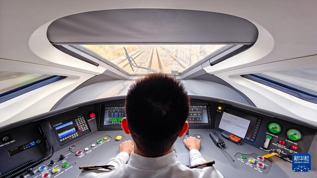 9月12日，司機(jī)駕駛高速動(dòng)車組列車行駛在雅萬高鐵上（手機(jī)照片）。新華社記者 徐欽 攝