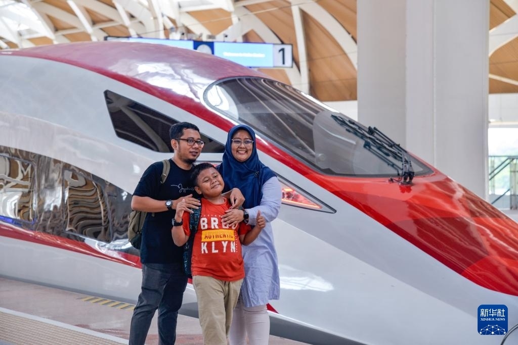 4月17日，在印度尼西亞雅加達(dá)哈利姆站站臺，乘客和雅萬高鐵高速動(dòng)車組列車合影。新華社記者 徐欽 攝