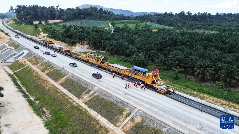 這是5月6日在馬來西亞彭亨州航拍的馬東鐵項(xiàng)目的鋪軌現(xiàn)場。新華社記者 程一恒 攝