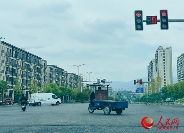 長富大道與文化中心東路三岔路口車輛混行（9月19日拍攝）。人民網(wǎng)記者 帥筠攝