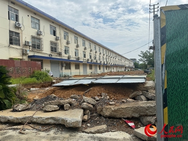 長富大道北側(cè)輔路在進(jìn)行強(qiáng)電遷改項(xiàng)目。人民網(wǎng)記者 邱燁攝