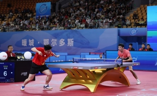 10月18日，上海隊(duì)選手樊振東（左）在單打比賽中發(fā)球。他3:2戰(zhàn)勝福建隊(duì)選手程靖淇。新華社記者 王楷焱 攝