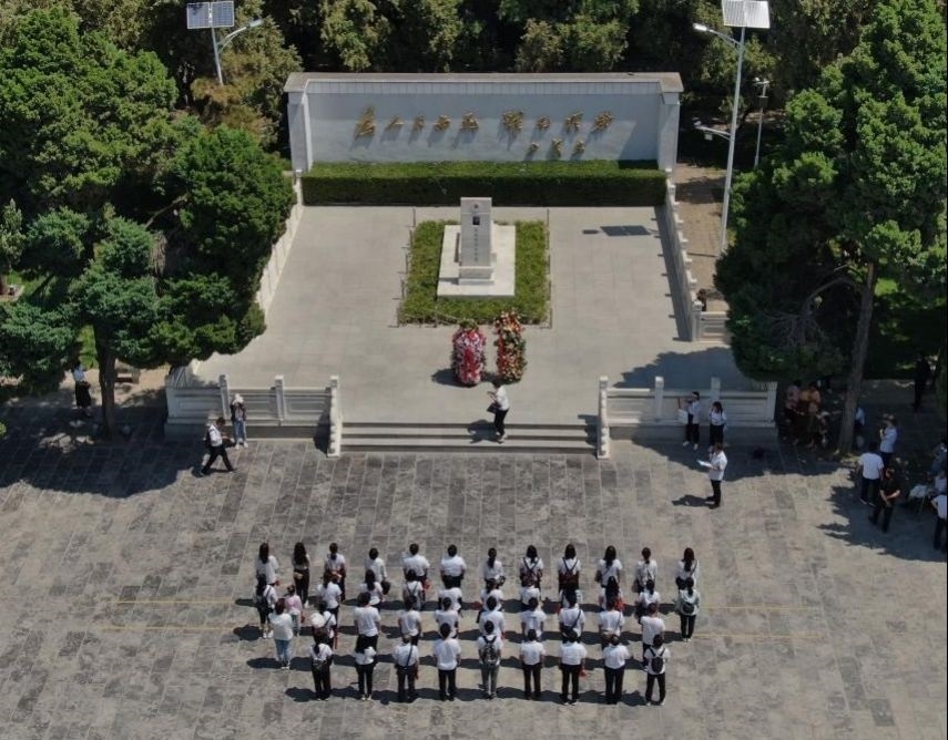 2021年6月24日，參觀者在位于河南省蘭考縣的焦裕祿紀念園瞻仰焦裕祿烈士墓（無人機照片）。新華社記者 李安 攝