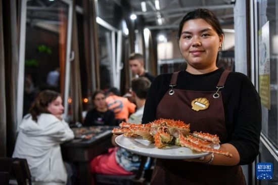 9月2日，俄羅斯符拉迪沃斯托克一家餐館的服務員在展示帝王蟹。新華社記者 曹陽 攝