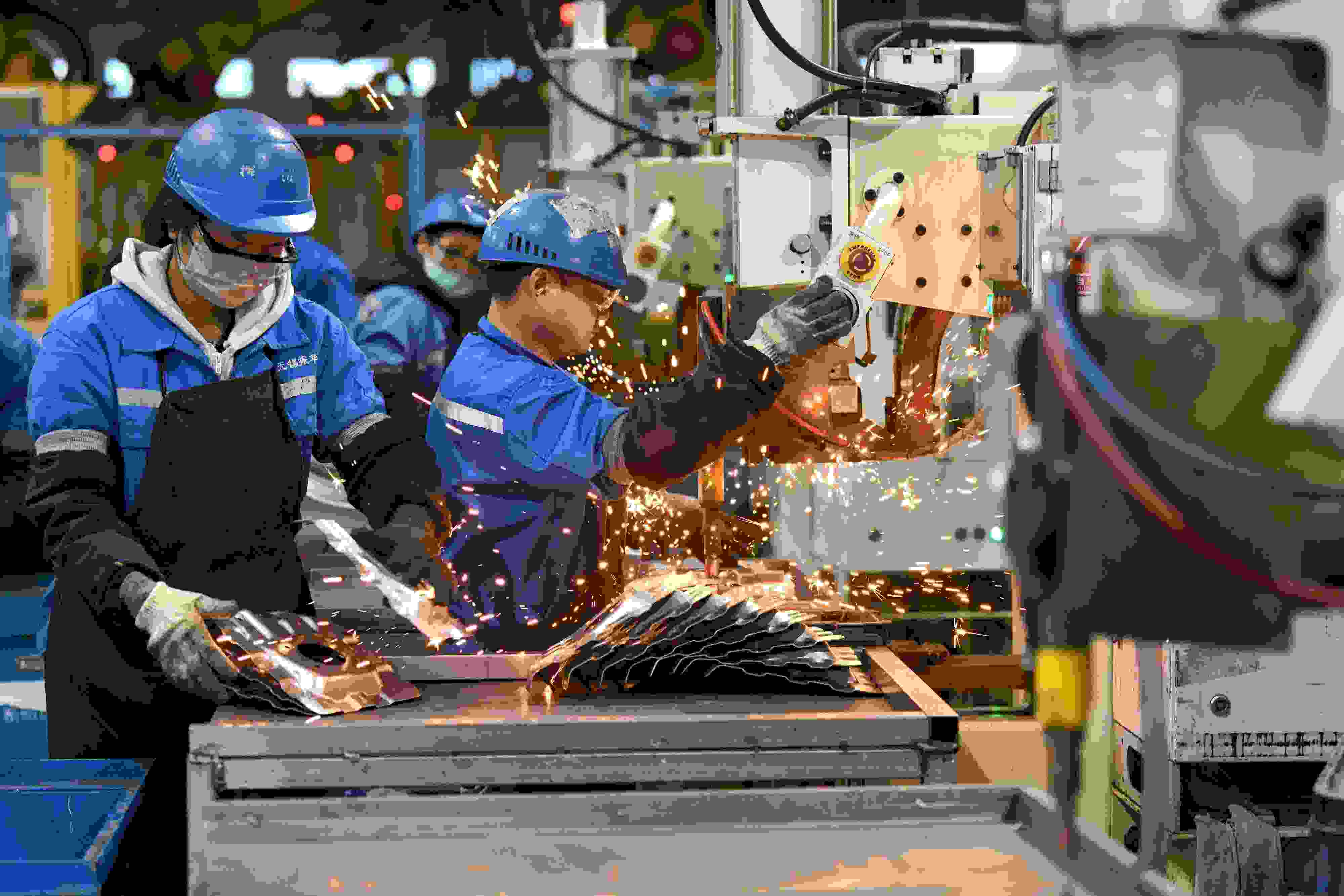 2023年2月7日，福建省寧德市蕉城區(qū)一家汽車(chē)零部件生產(chǎn)企業(yè)的生產(chǎn)線(xiàn)上一派繁忙景象。