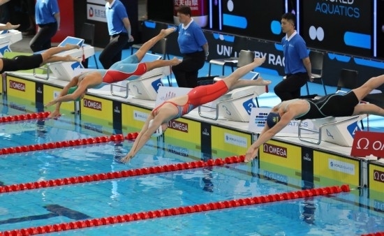 10月18日，中國選手張雨霏（右二）在女子50米自由泳預(yù)賽中出發(fā)。新華社記者 方喆 攝