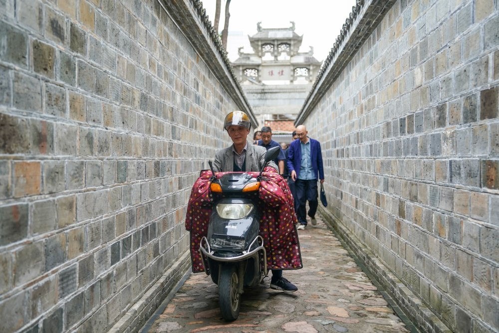 ↑市民在安徽省安慶市桐城市六尺巷通行。