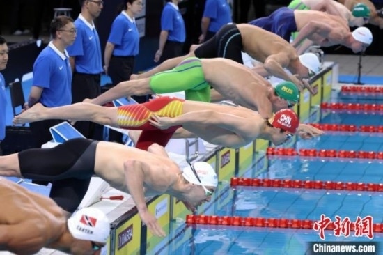 10月19日晚，2024年世界泳聯(lián)游泳世界杯上海站結(jié)束第二個(gè)比賽日的爭奪。圖為中國選手潘展樂(左三)在男子100米自由泳決賽中。 中新社記者 湯彥俊 攝