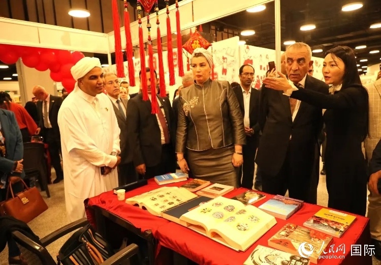 第二十三屆約旦安曼國際書展于10月10日至19日在約旦展覽中心舉行，約旦政府和民間各界人士在中國展臺翻閱圖書，熱烈交流互動，感受中華文化之美。人民網(wǎng)記者 李瀟攝