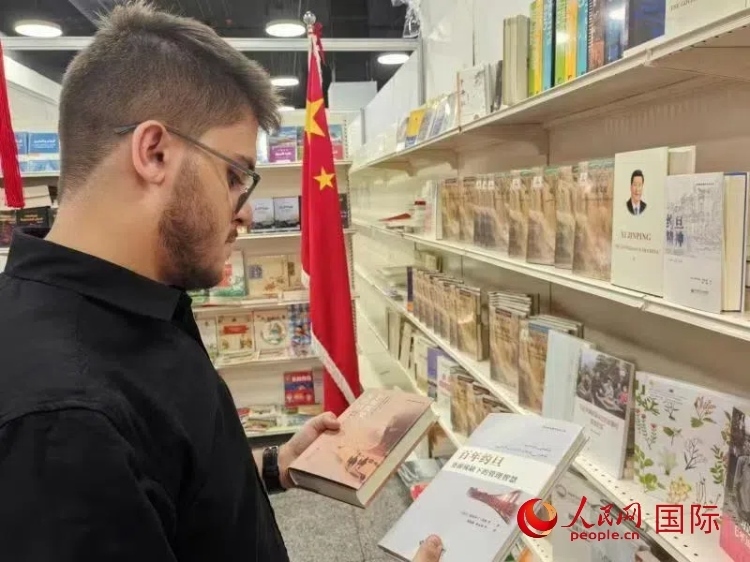 第二十三屆約旦安曼國際書展于10月10日至19日在約旦展覽中心舉行，約旦政府和民間各界人士在中國展臺翻閱圖書，熱烈交流互動，感受中華文化之美。人民網(wǎng)記者 李瀟攝