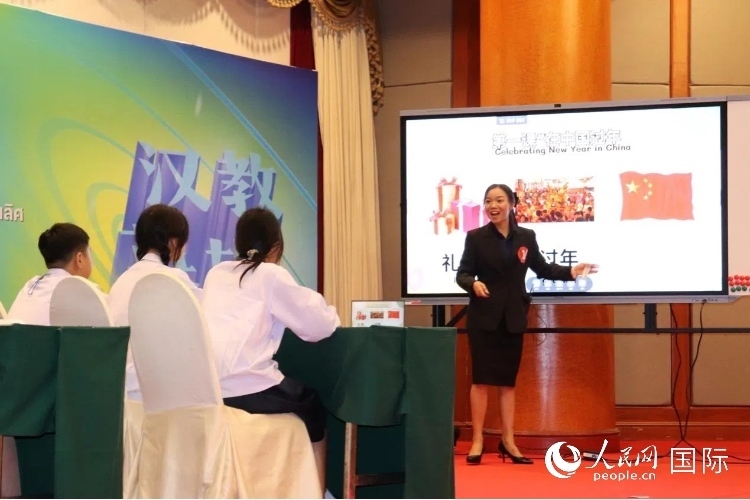 泰國(guó)本土中文教師參賽者現(xiàn)場(chǎng)授課。人民網(wǎng)實(shí)習(xí)生 姚欣可攝