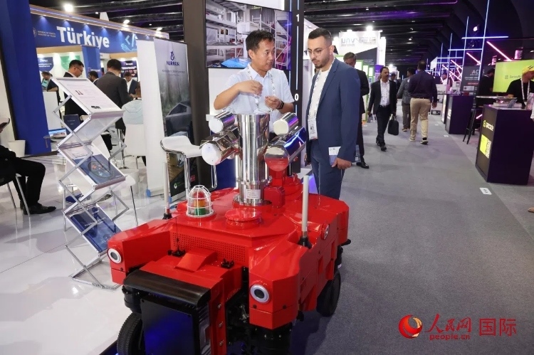 觀眾了解北京眸視科技有限公司研發(fā)的巡檢機(jī)器人。人民網(wǎng)記者 任皓宇攝