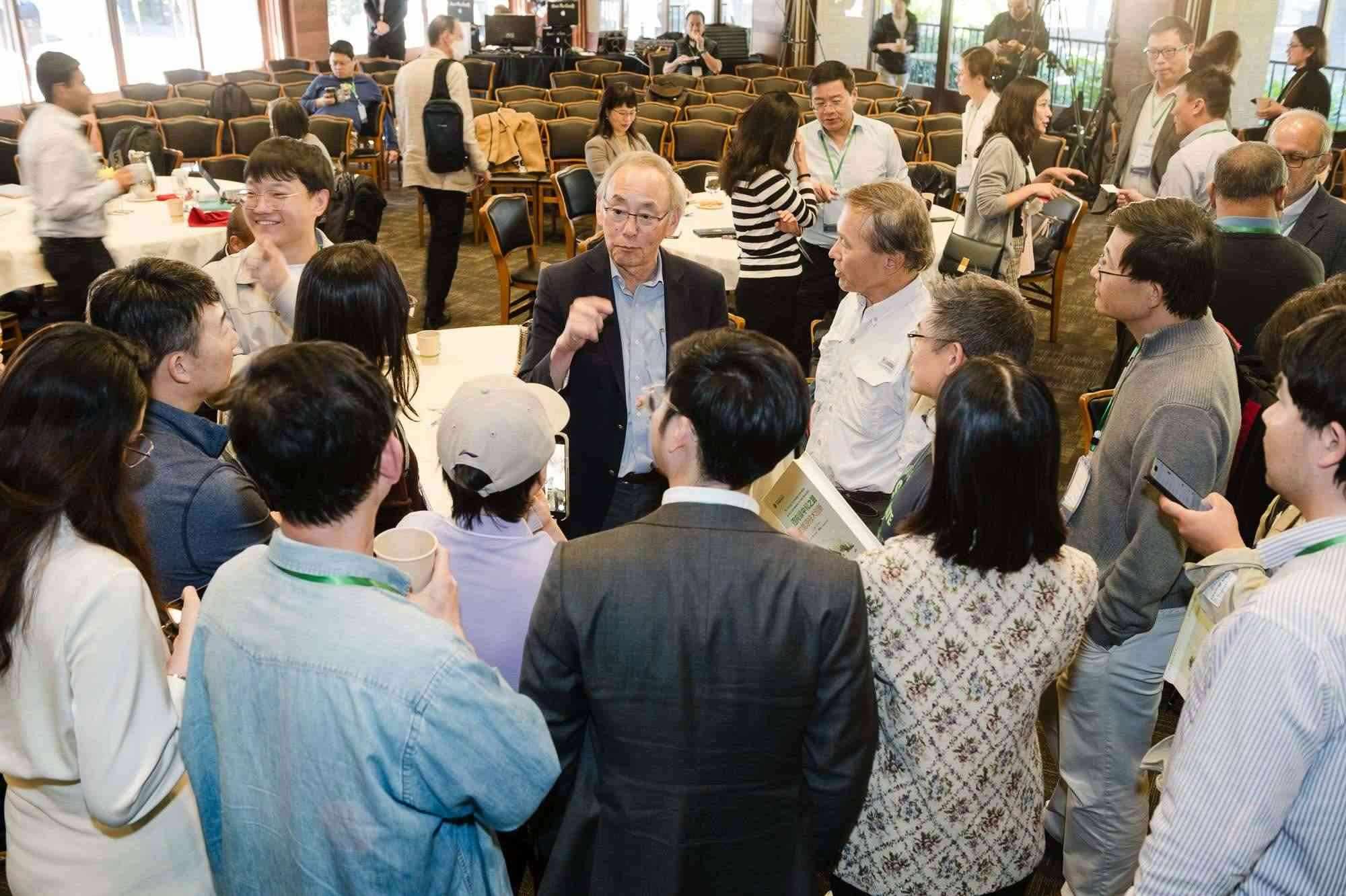 美國前能源部長、諾獎得主朱棣文教授在會場與參會者交流。馮超攝